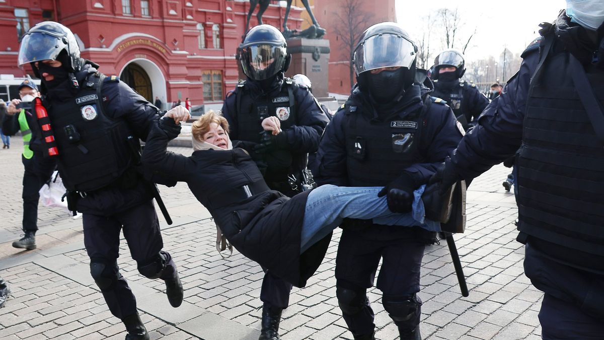 Online: Rosja twardo walczy z przeciwnikami wojny, 860 aresztowanych